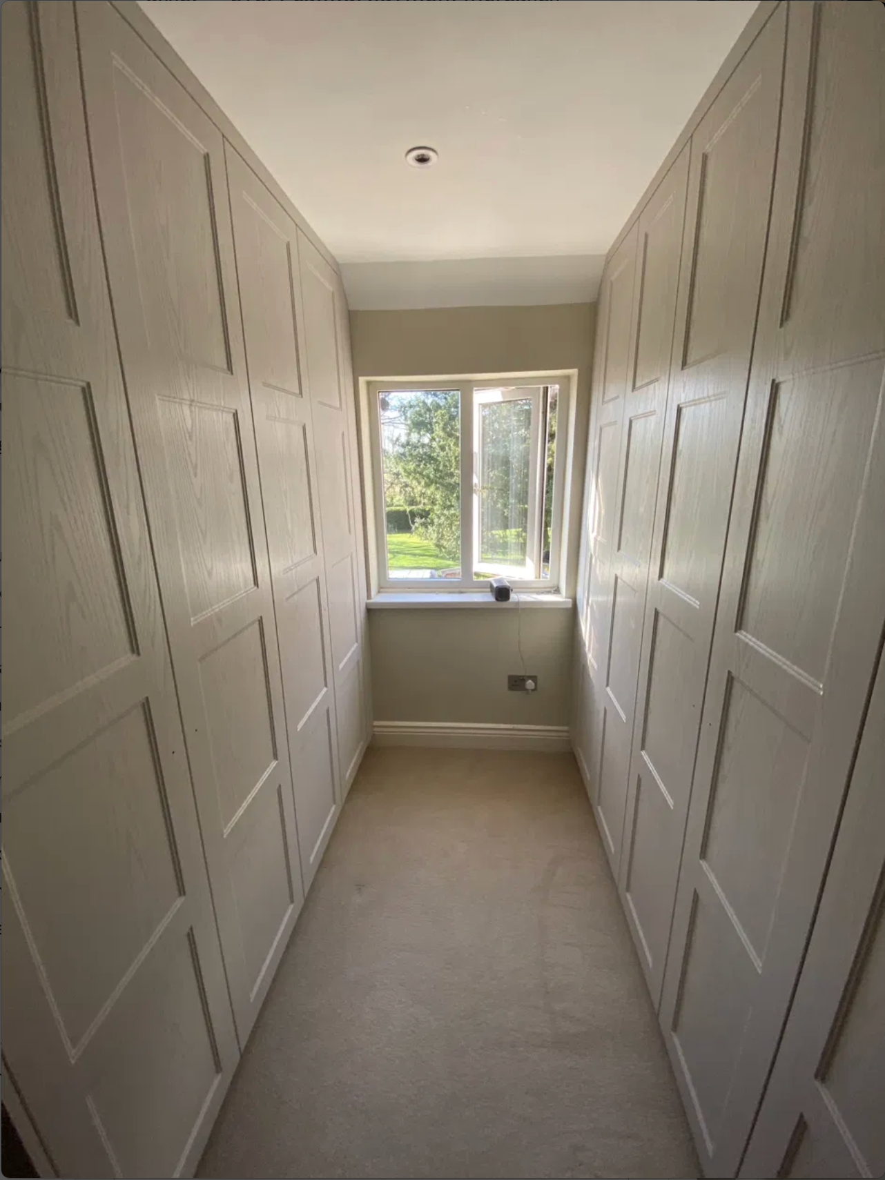 Fitted wardrobe corridor with mirrored doors